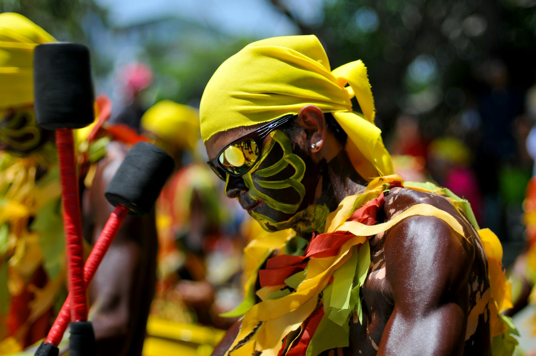 Zero waste na festiwalu: lista rzeczy, które ratują planetę Młodzi ludzie na festiwalu z wielorazowymi kubkami i torbami