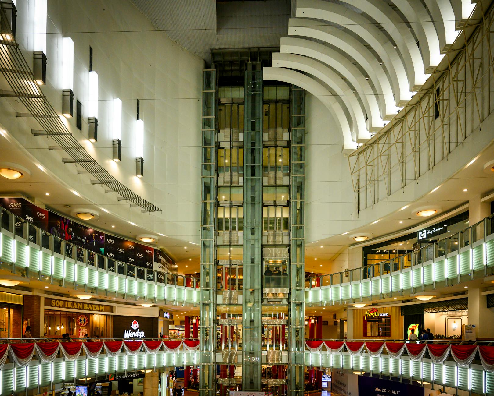Nowoczesne, wielopoziomowe wnętrze centrum handlowego w Jakarcie