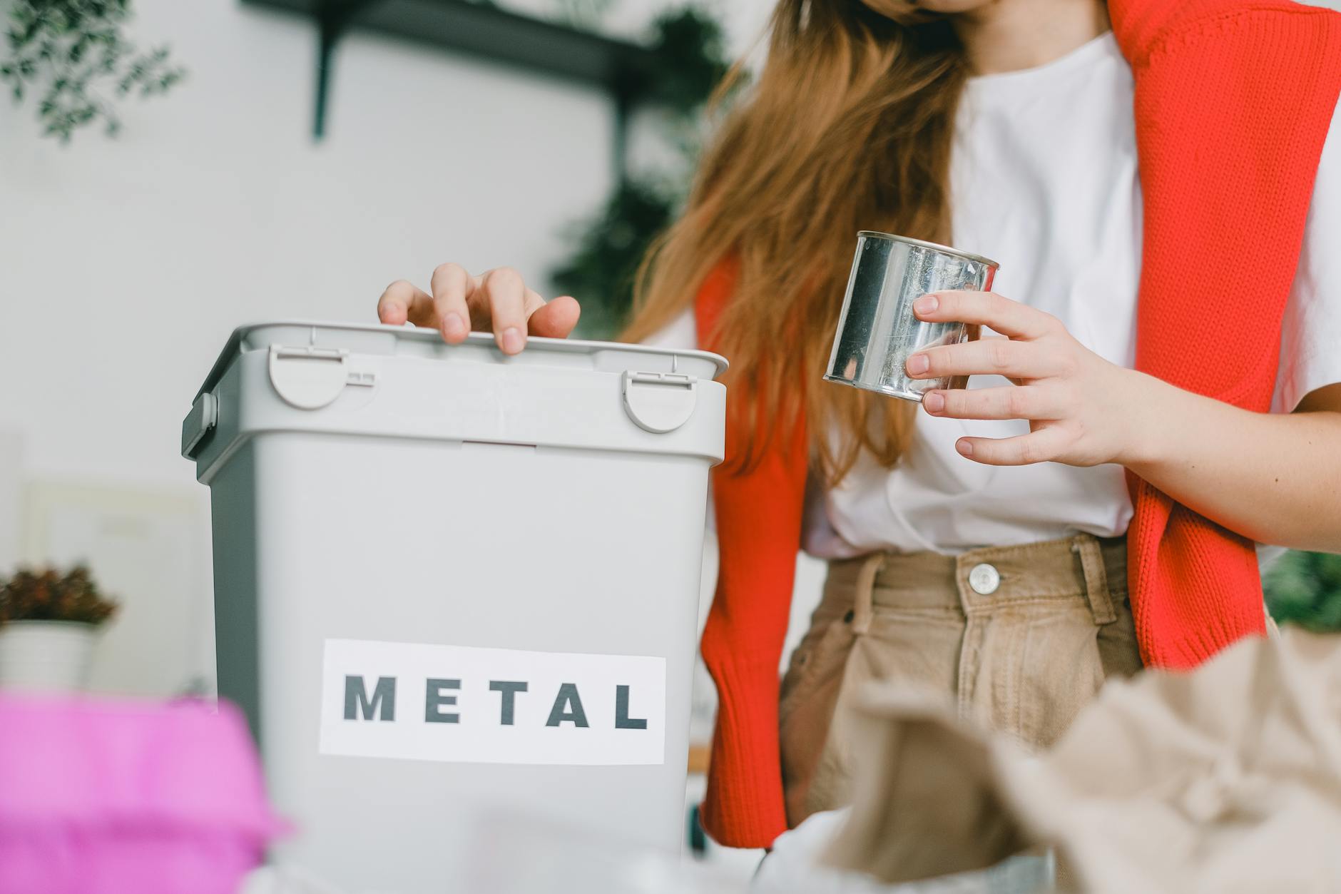 Kobieta wrzuca aluminiową puszkę do pojemnika na metalowe odpady
