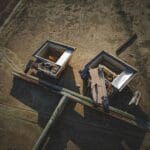 Elektroodpady w domu: jak ograniczyć ślad węglowy bez wyrzeczeń Stare porzucone urządzenia elektroniczne z kablami na popękanej powierzchni