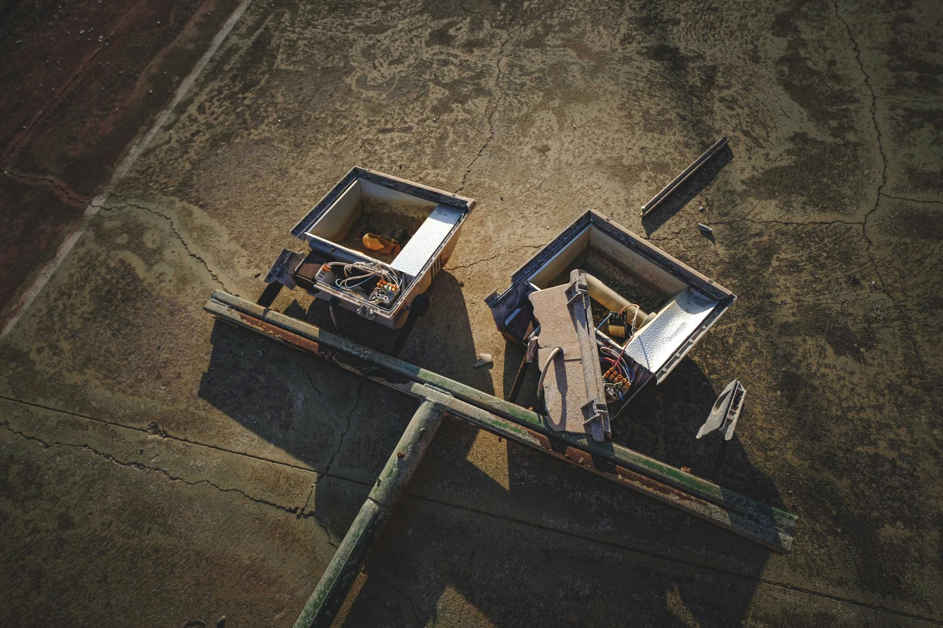 Elektroodpady w praktyce: jak je zebrać i bezpiecznie przekazać Stos elektroodpadów z kablami i podzespołami na popękanej powierzchni