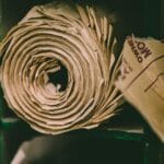 Zwinięte rulony papieru w zbliżeniu jako materiał do eko recyklingu