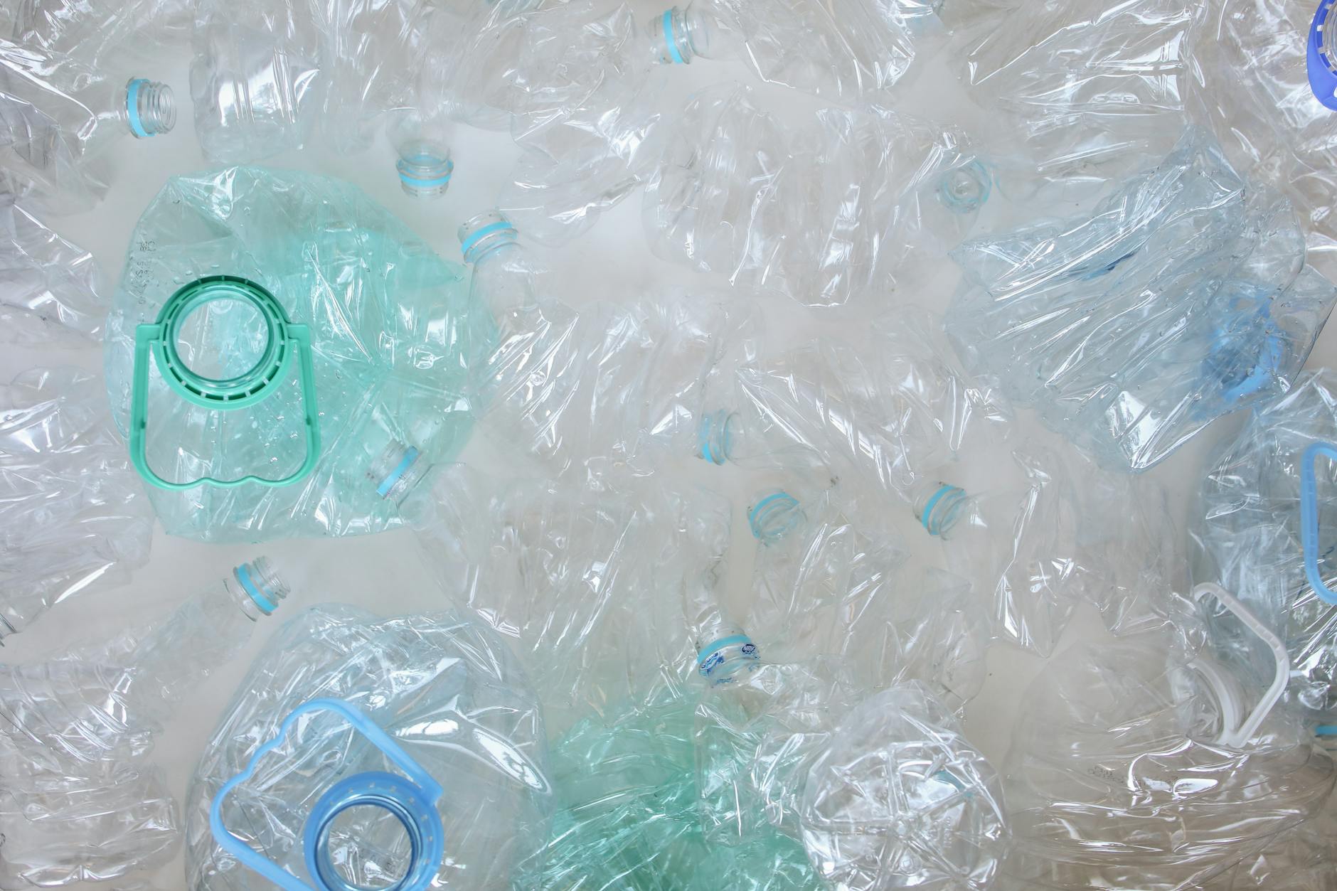 Zgniecione plastikowe butelki z góry, przygotowane do recyklingu