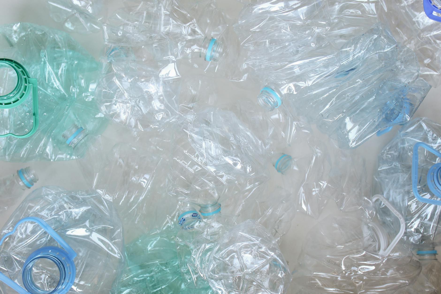 Zgniecione plastikowe butelki z góry, przygotowane do recyklingu