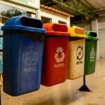 Cztery kolorowe pojemniki do segregacji papieru, plastiku, metalu i szkła