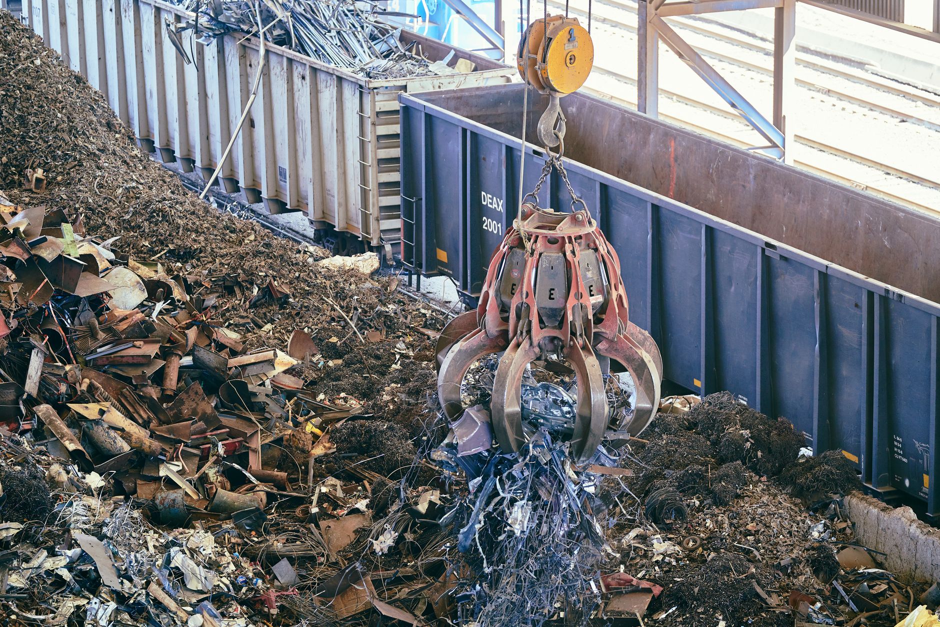 Jakie metale z domu najczęściej mają domieszki i obniżają wycenę w skupie, oraz jak je oddzielić? Chwytak dźwigu podnosi złom metalowy w zakładzie recyklingu