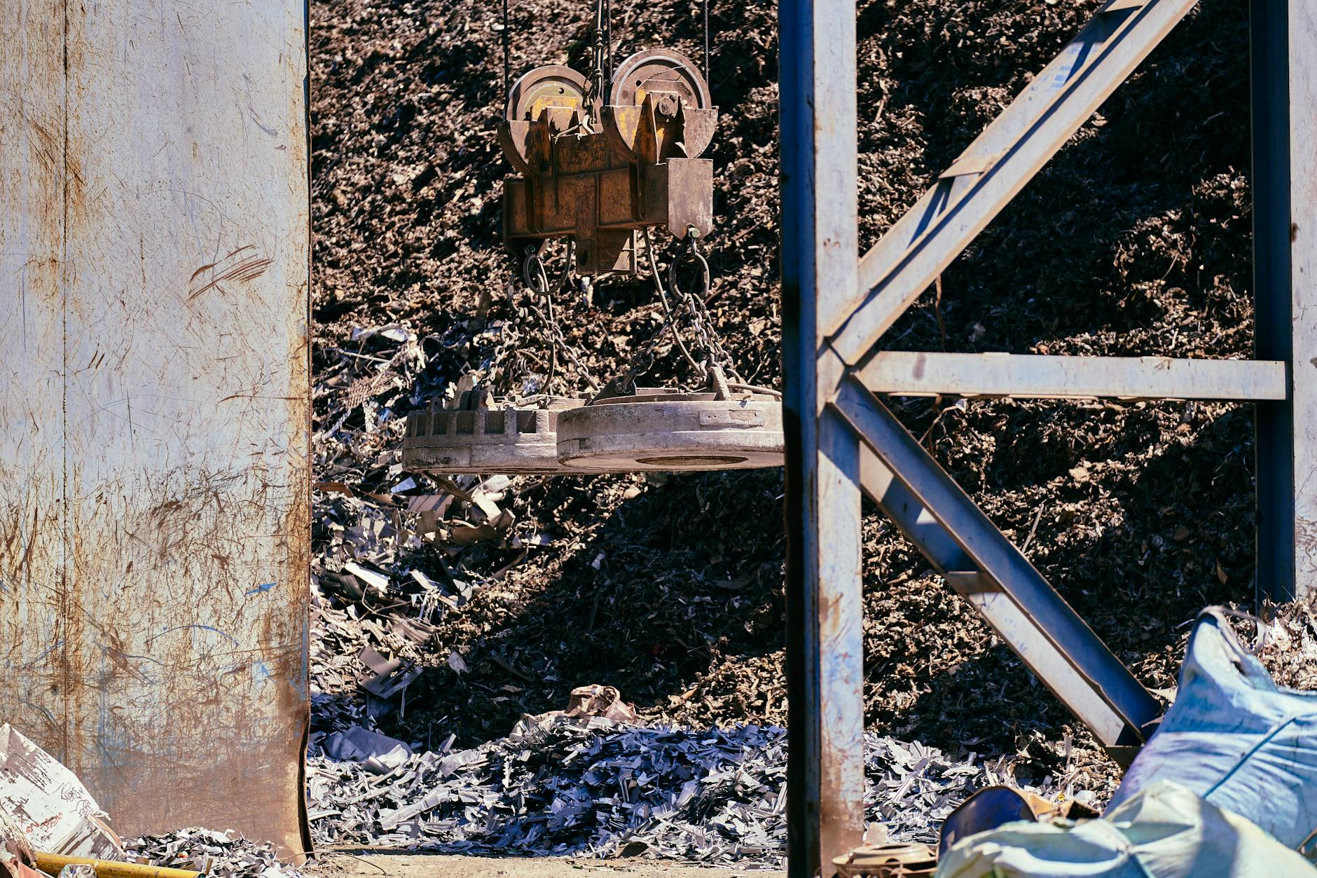 Magnetyczny dźwig segregujący złom metalowy na złomowisku