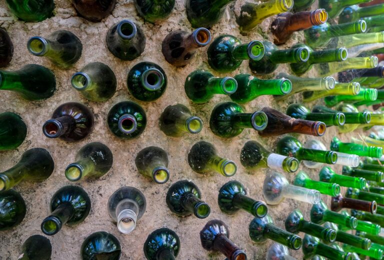 Artystyczna ściana z recyklingowanych kolorowych szklanych butelek na zewnątrz