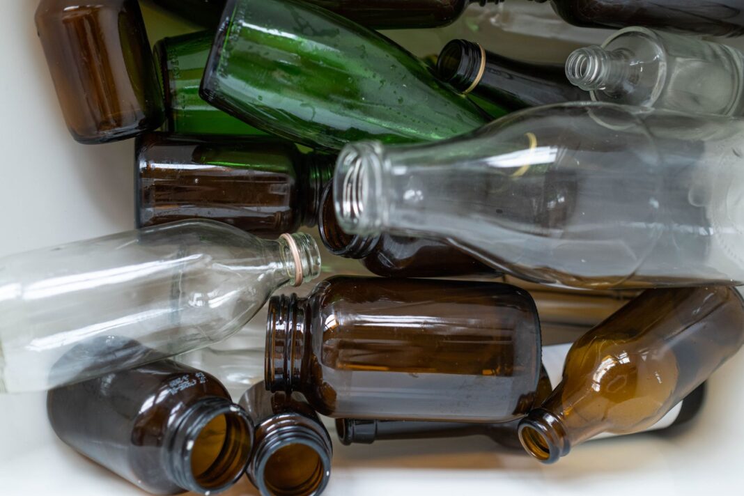 Różne szklane butelki przeznaczone do recyklingu