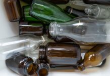 Różne szklane butelki przeznaczone do recyklingu