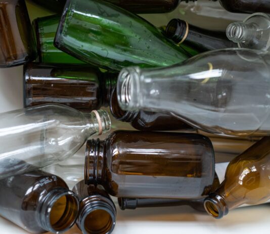 Różne szklane butelki przeznaczone do recyklingu