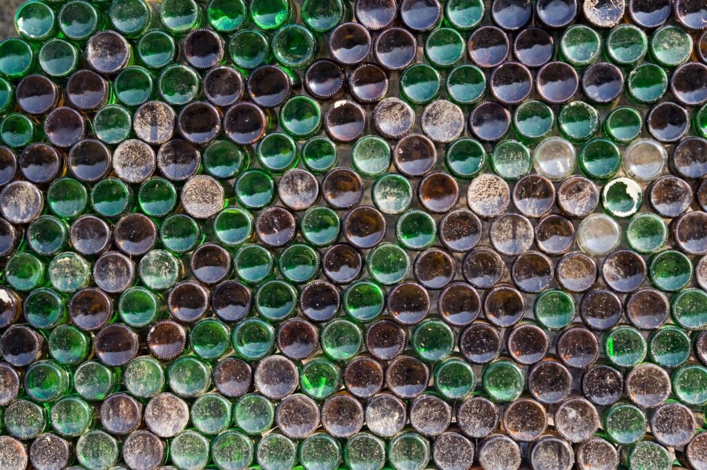 Zbliżenie den zielonych i brązowych butelek ze szkła recyklingowego