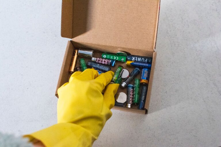 Recykling baterii litowo-jonowych z elektronarzędzi – dlaczego nie wolno wrzucać ich do złomu ogólnego?